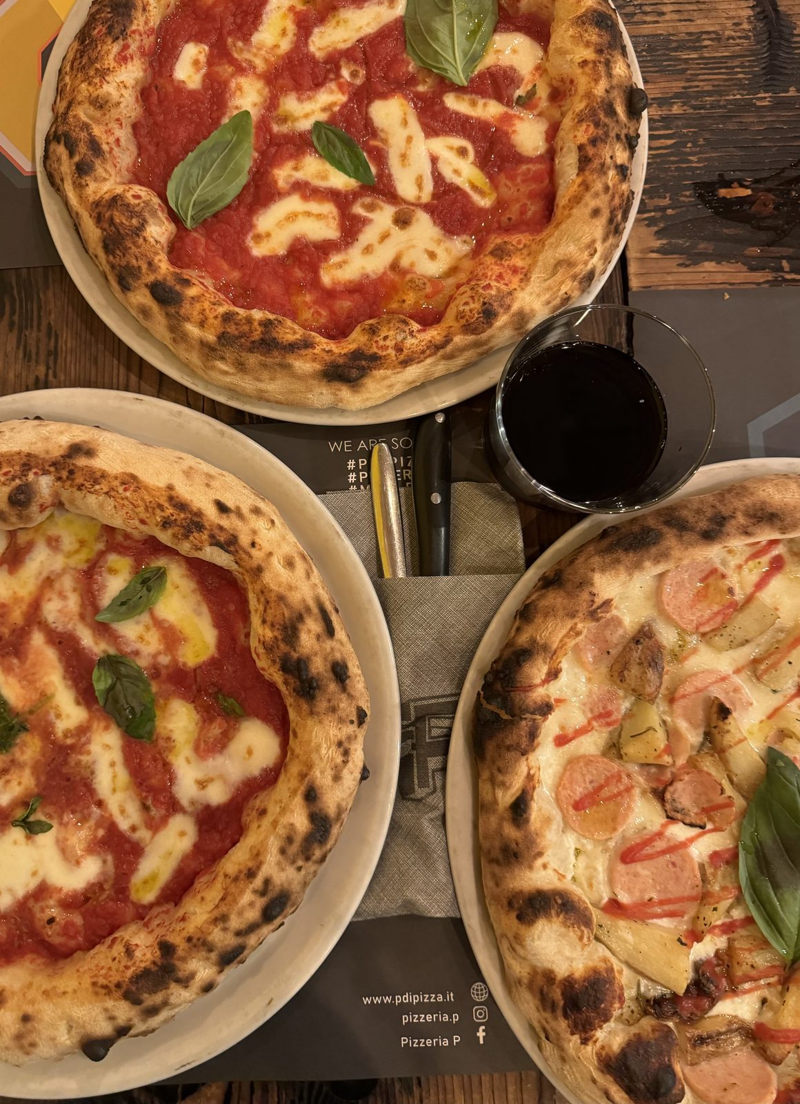 Tre pizze contemporanee di Pizzeria P a Lissone viste dall'alto