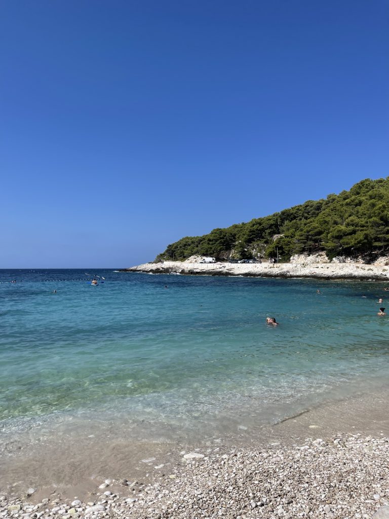 Spiaggia attrezzata di Pokonji Dol a Hvar