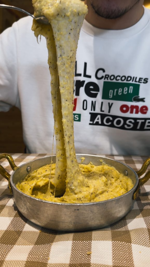Polenta taragna filante servita dal Pedretti di Branzi