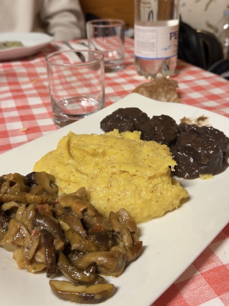 Polenta con funghi e cervo, piatto tipico del rifugio