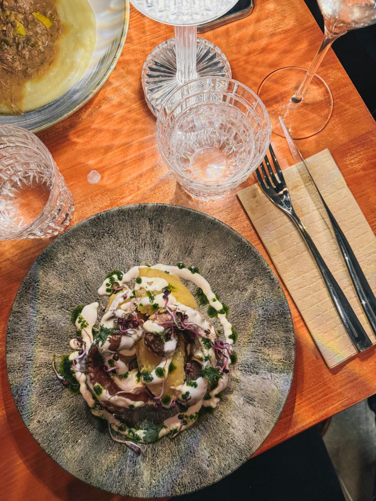 Polpo alla griglia con contorno di verdure