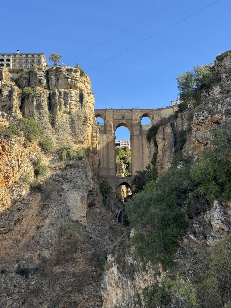 Vista dall'alto del Puente Nuevo e della gola di Ronda