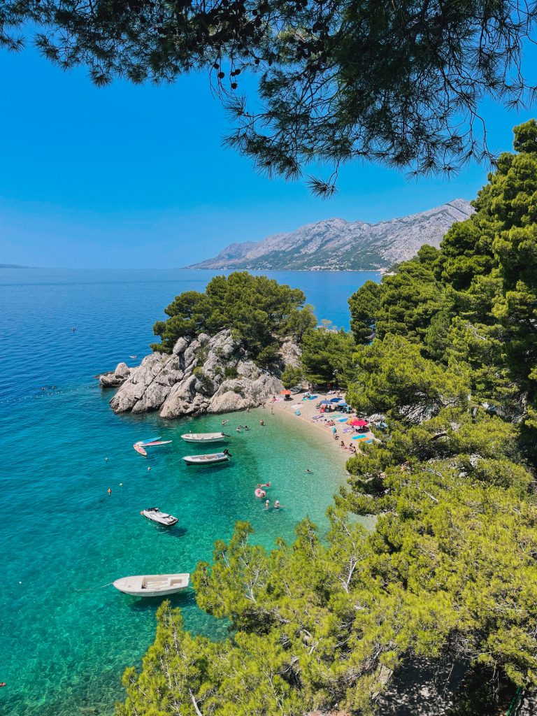 Spiaggia di Punta Rata con la Roccia di Brela