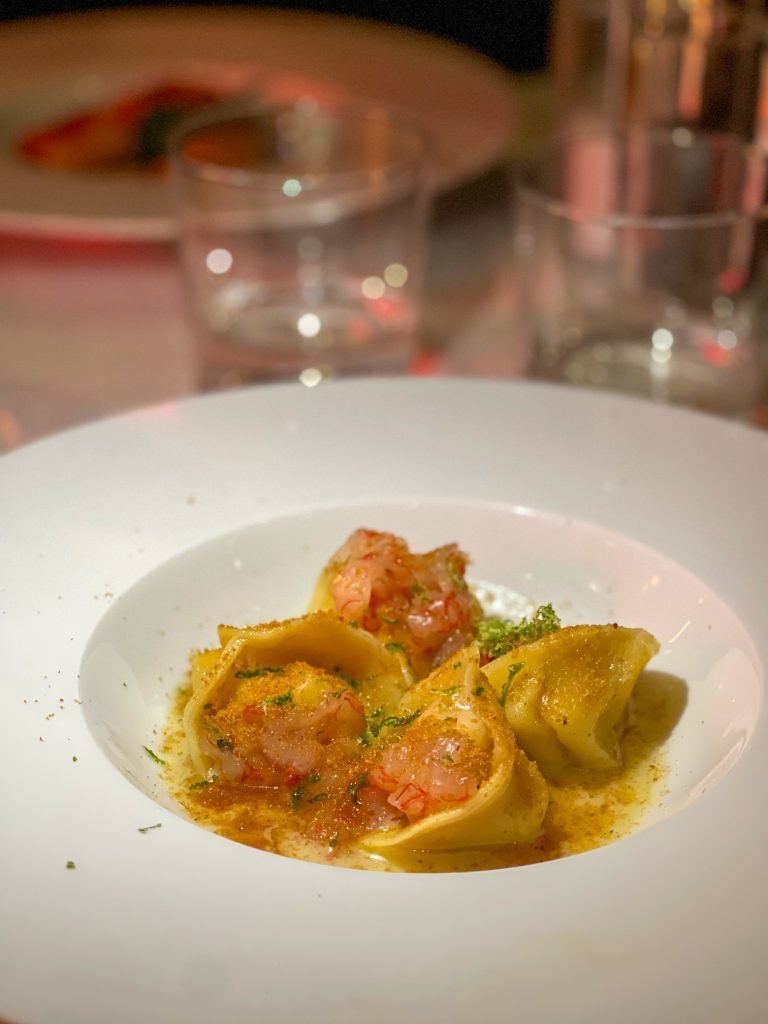 Ravioli fatti in casa conditi con burro e salvia