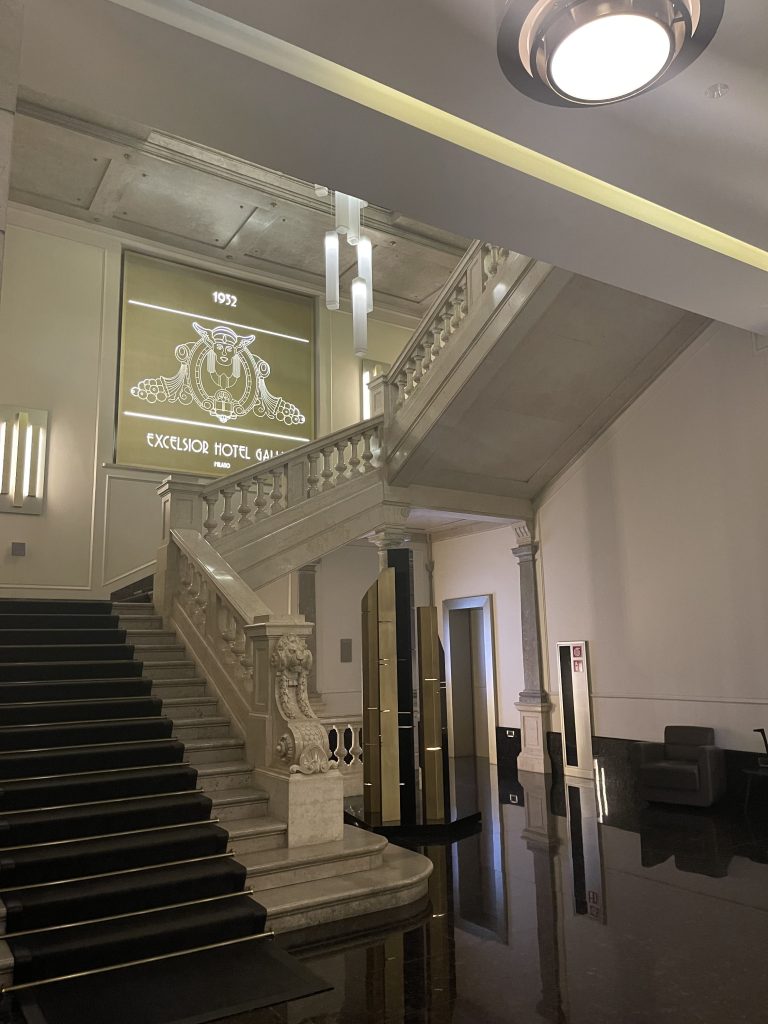 Reception di design dell'Excelsior Hotel Gallia a Milano