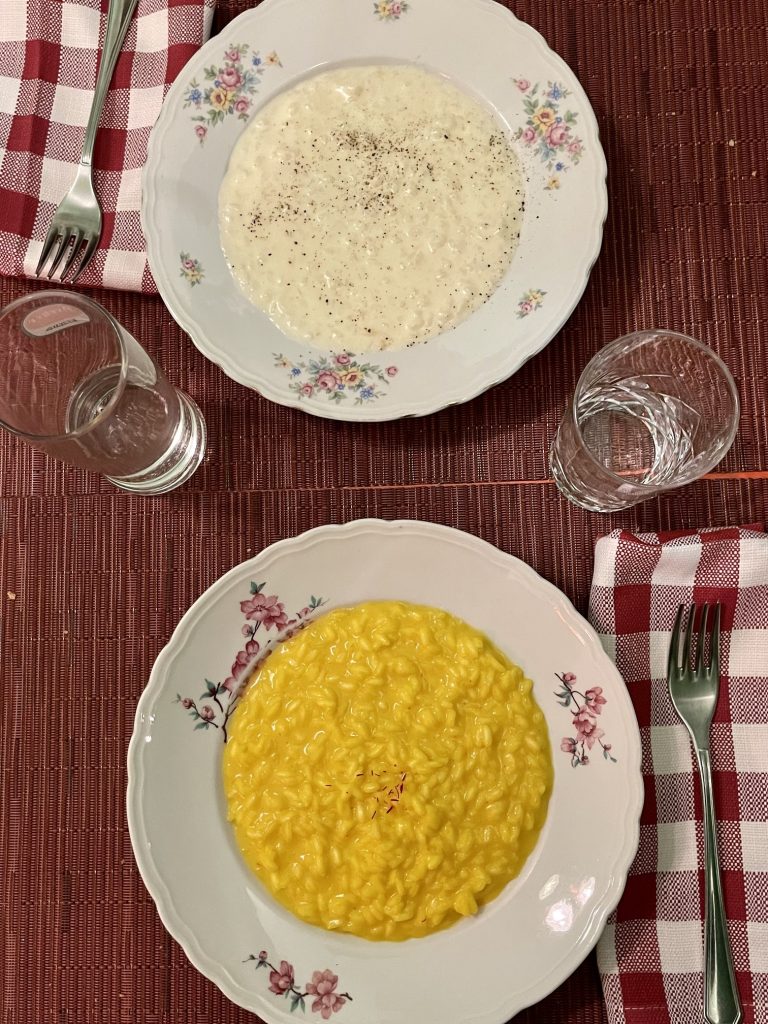 Tavolo apparecchiato in stile anni '60 da Risoelatte