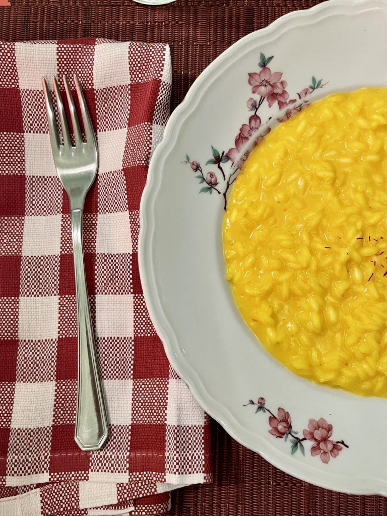 Riso allo zafferano servito da Risoelatte a Milano