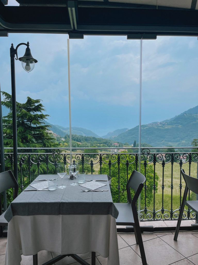 Terrazza del ristorante La Fenice a Vezio con vista sul lago
