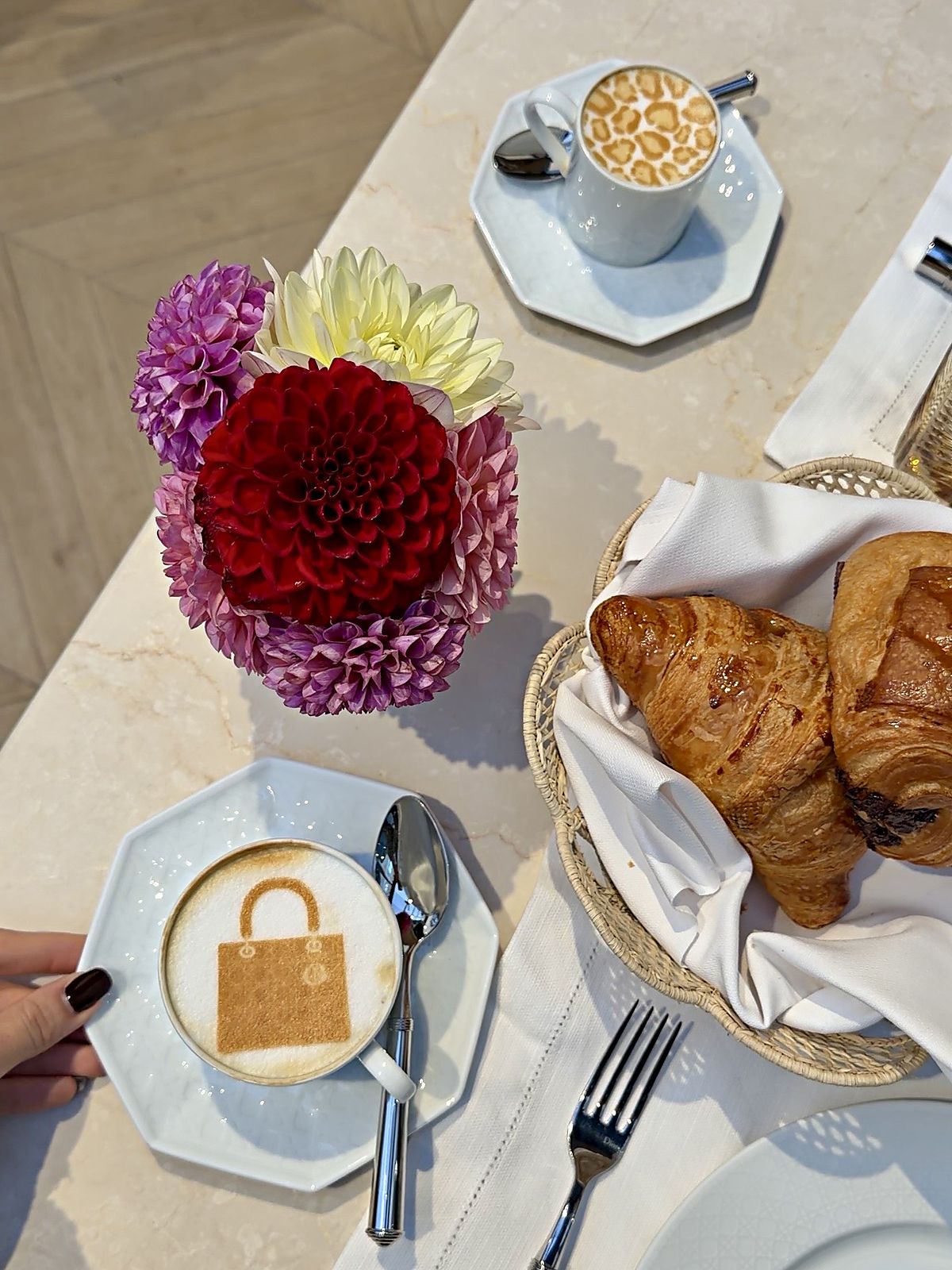 Colazione da 22 euro da Monsieur Dior a Milano con cappuccino Lady Dior, macchiato leopardato e croissant