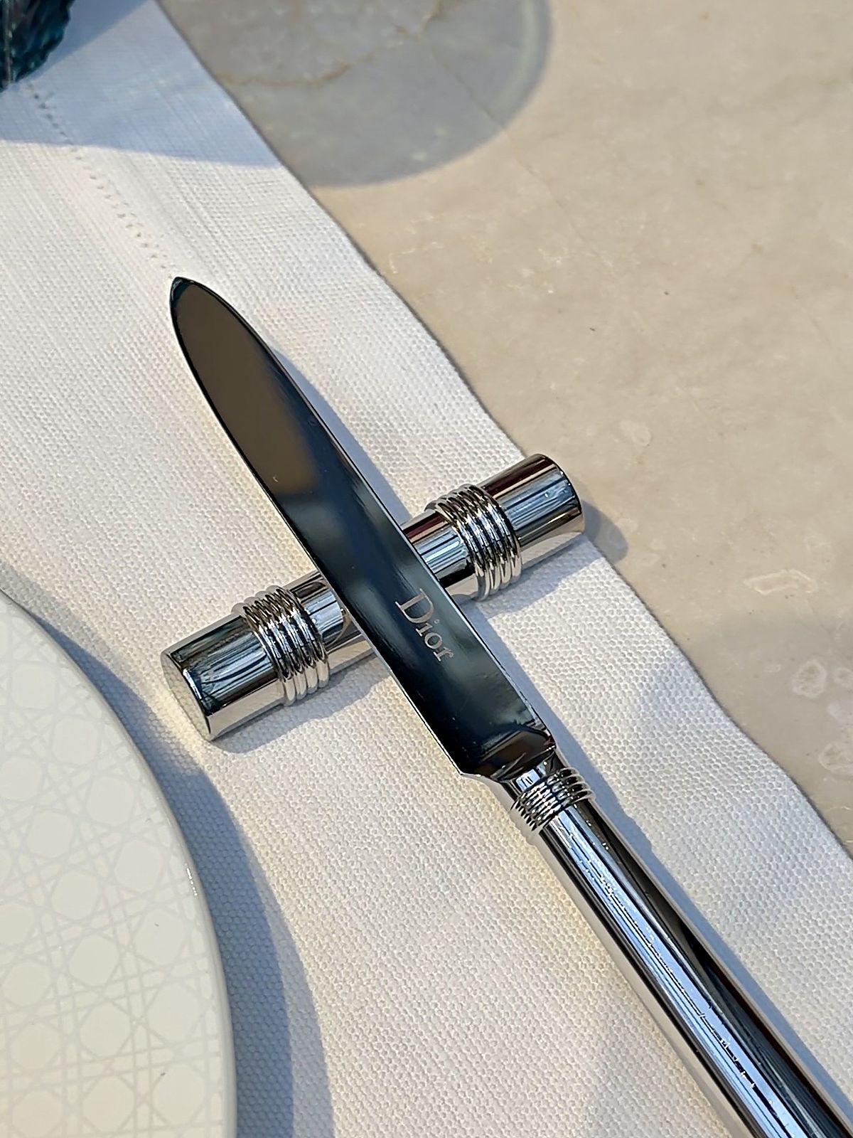 Coltello con la scritta Dior sul tavolo della colazione da Monsieur Dior a Milano