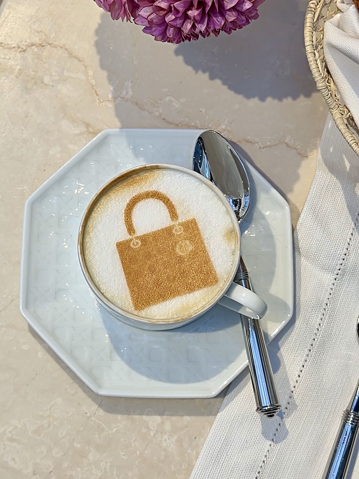 Schiuma del cappuccino con il disegno della borsa Lady Dior