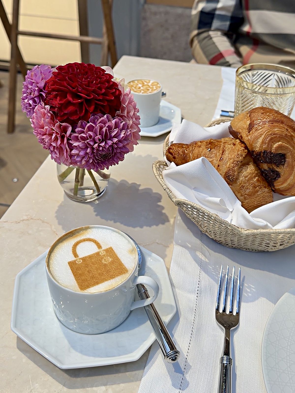 Colazione da Monsieur Dior a Milano con cappuccino Lady Dior, croissant e pain au chocolat