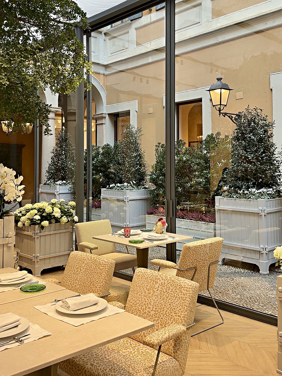 Tavoli della veranda di Monsieur Dior affacciata sul cortile interno di via Montenapoleone