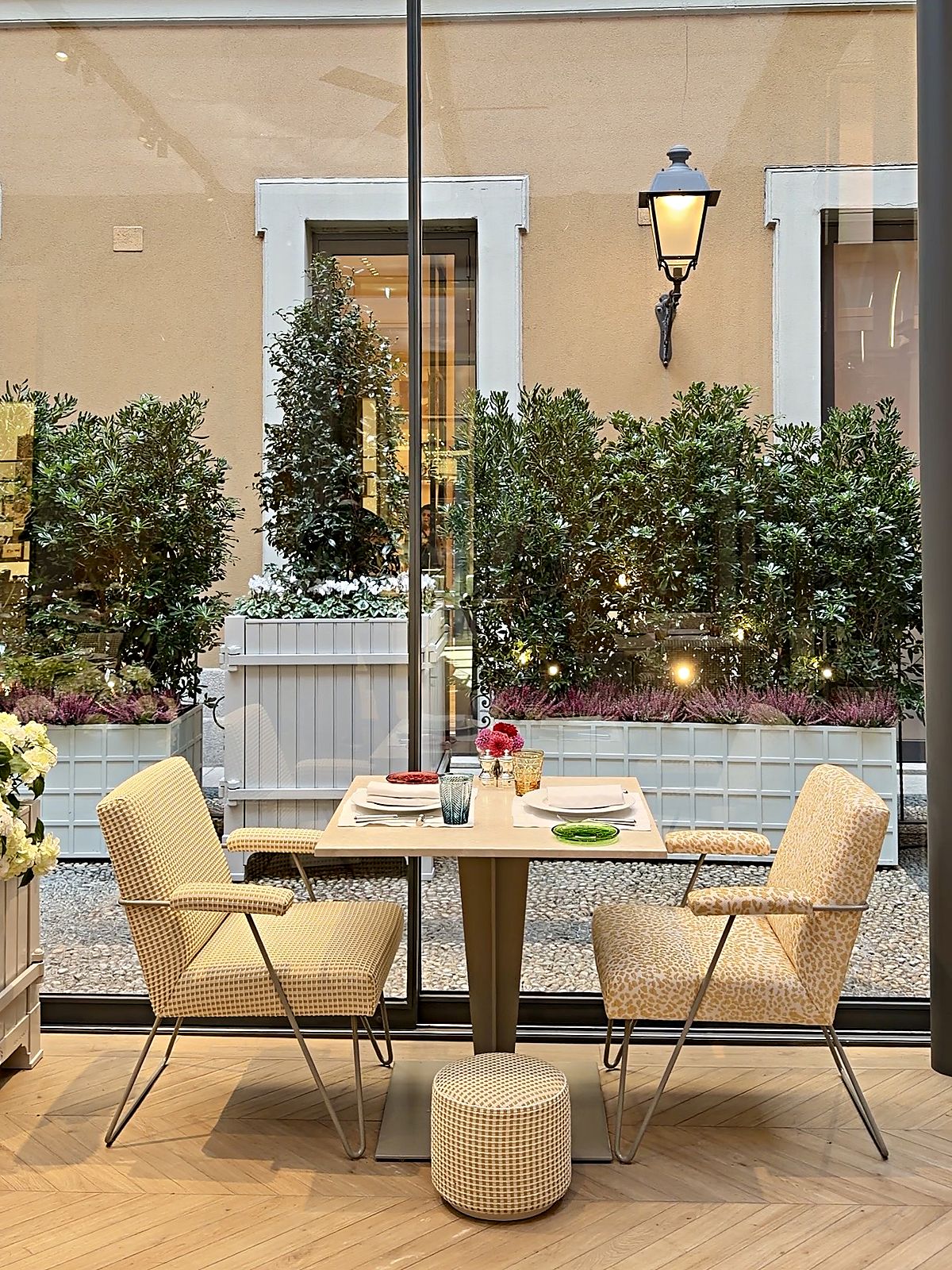 Tavolo della veranda di Monsieur Dior by Enrico Bartolini in via Montenapoleone a Milano