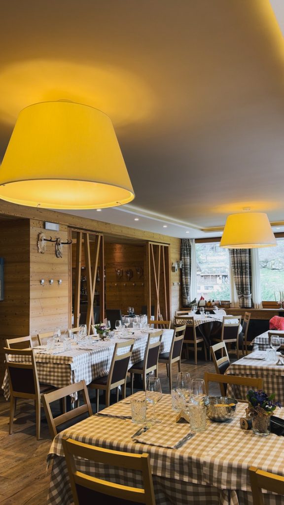 Seconda sala del Ristorante Pedretti con tavoli apparecchiati