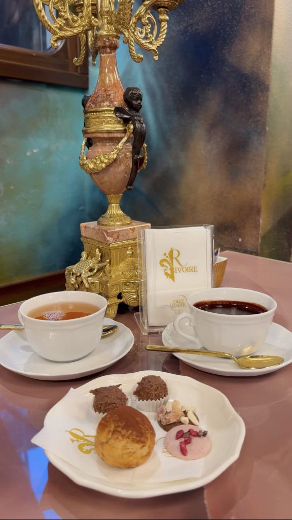 Interni affrescati della cioccolateria Rivoire in Brera