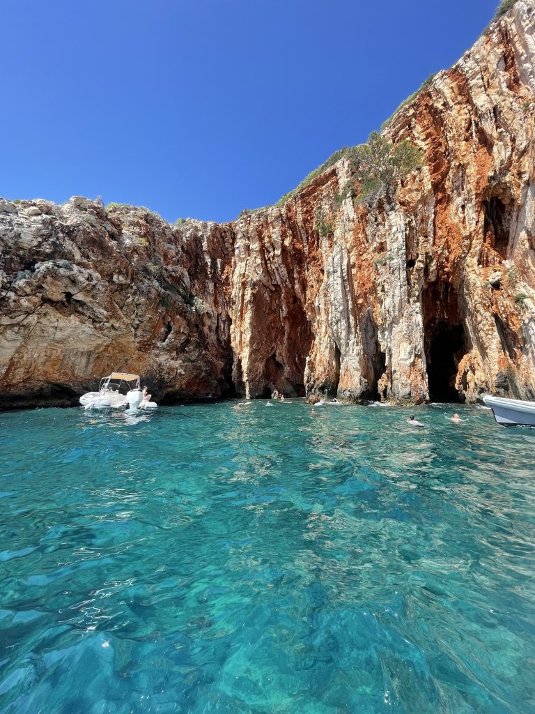Rocce rosse di Hvar raggiungibili solo in barca