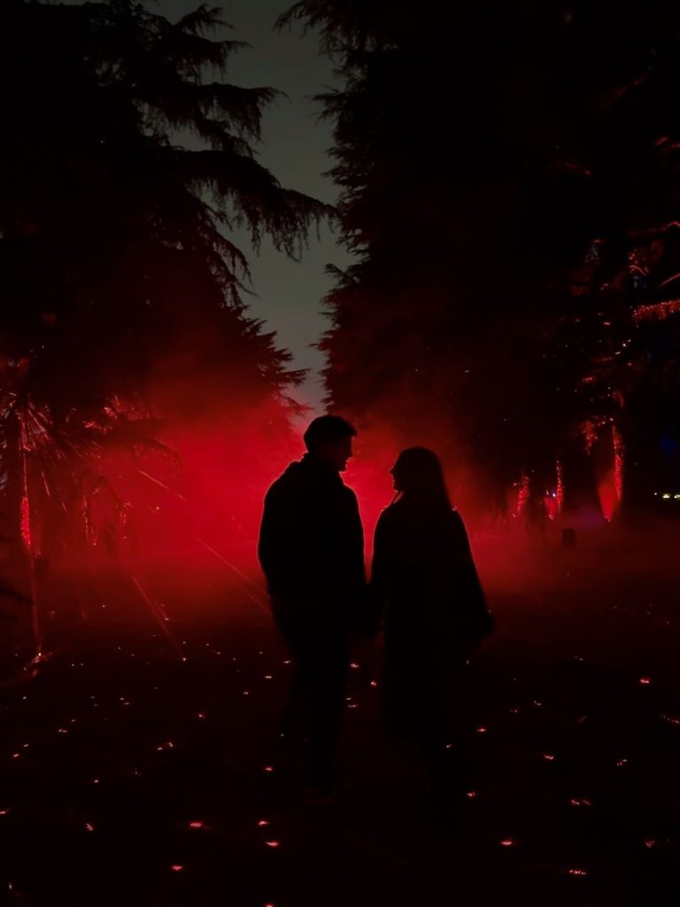 Foresta di luci rosse all'ingresso di Light Cycles Milano
