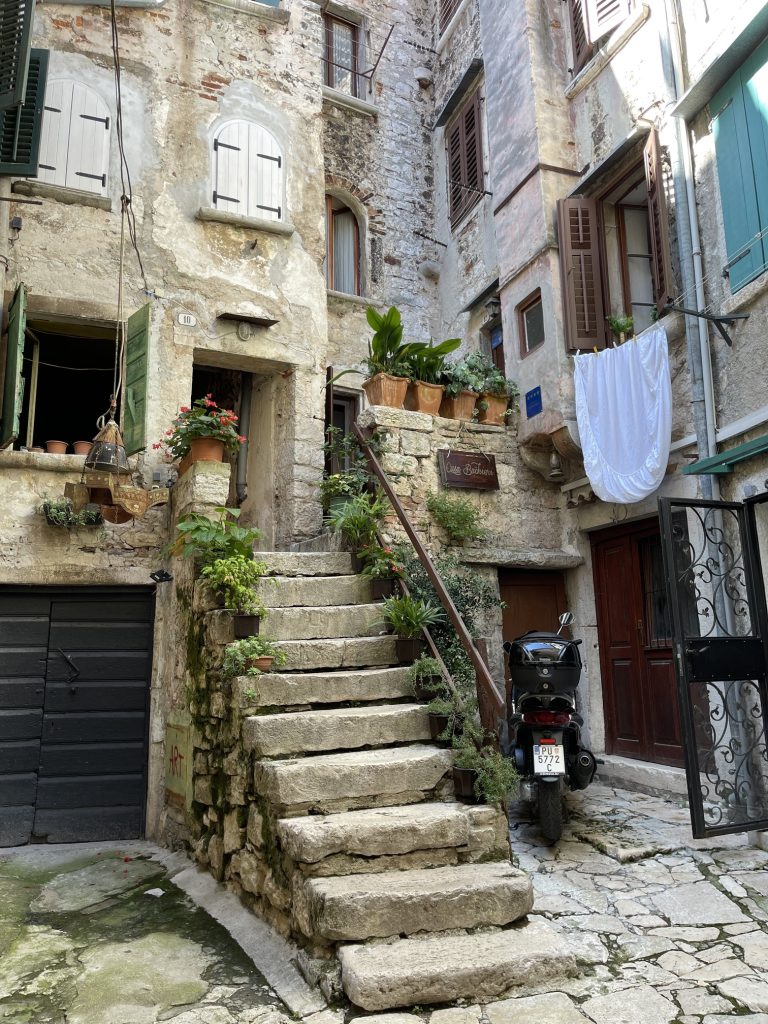 Vicolo caratteristico del centro storico di Rovigno