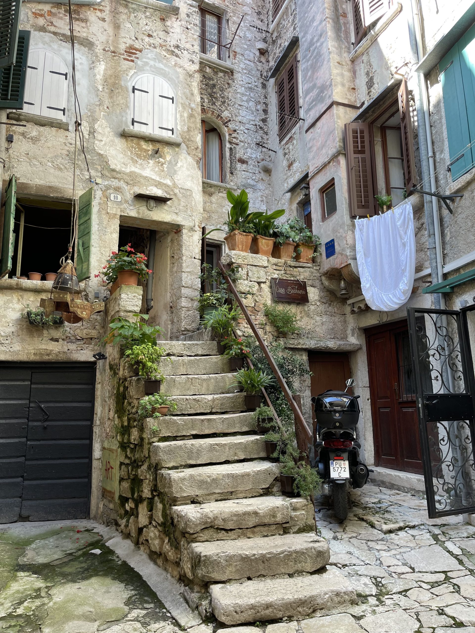Vicoli colorati del centro di Rovigno in Istria