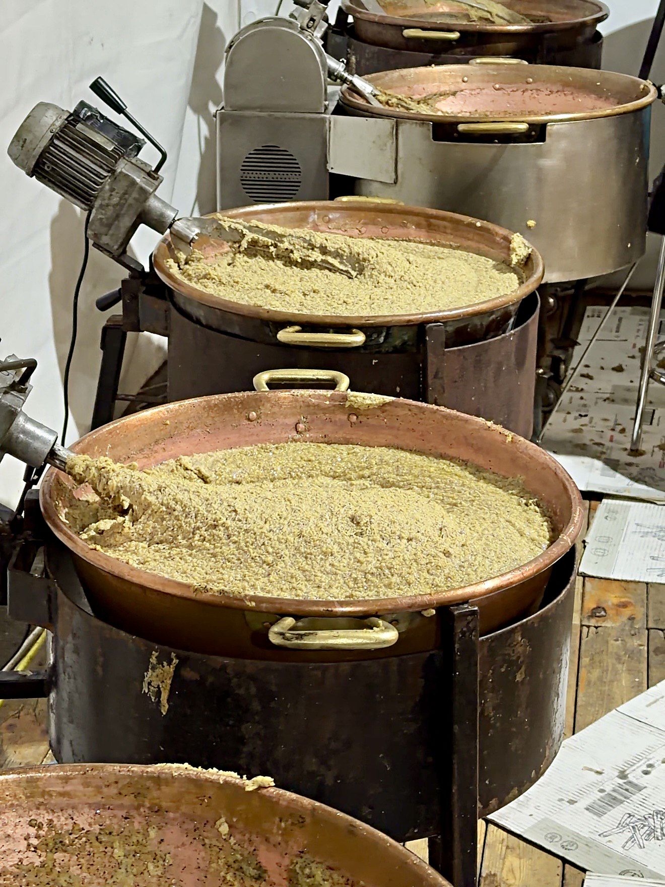 La polenta taragna che cuoce nei paioli di rame alla Sagra della Polenta Taragna di Spirano