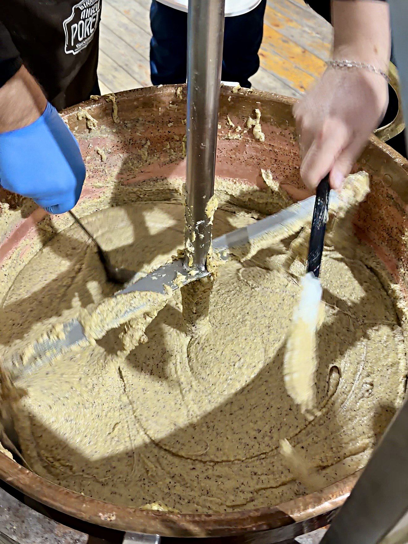 La polenta taragna rimestata a mano nel paiolo di rame dai volontari della sagra