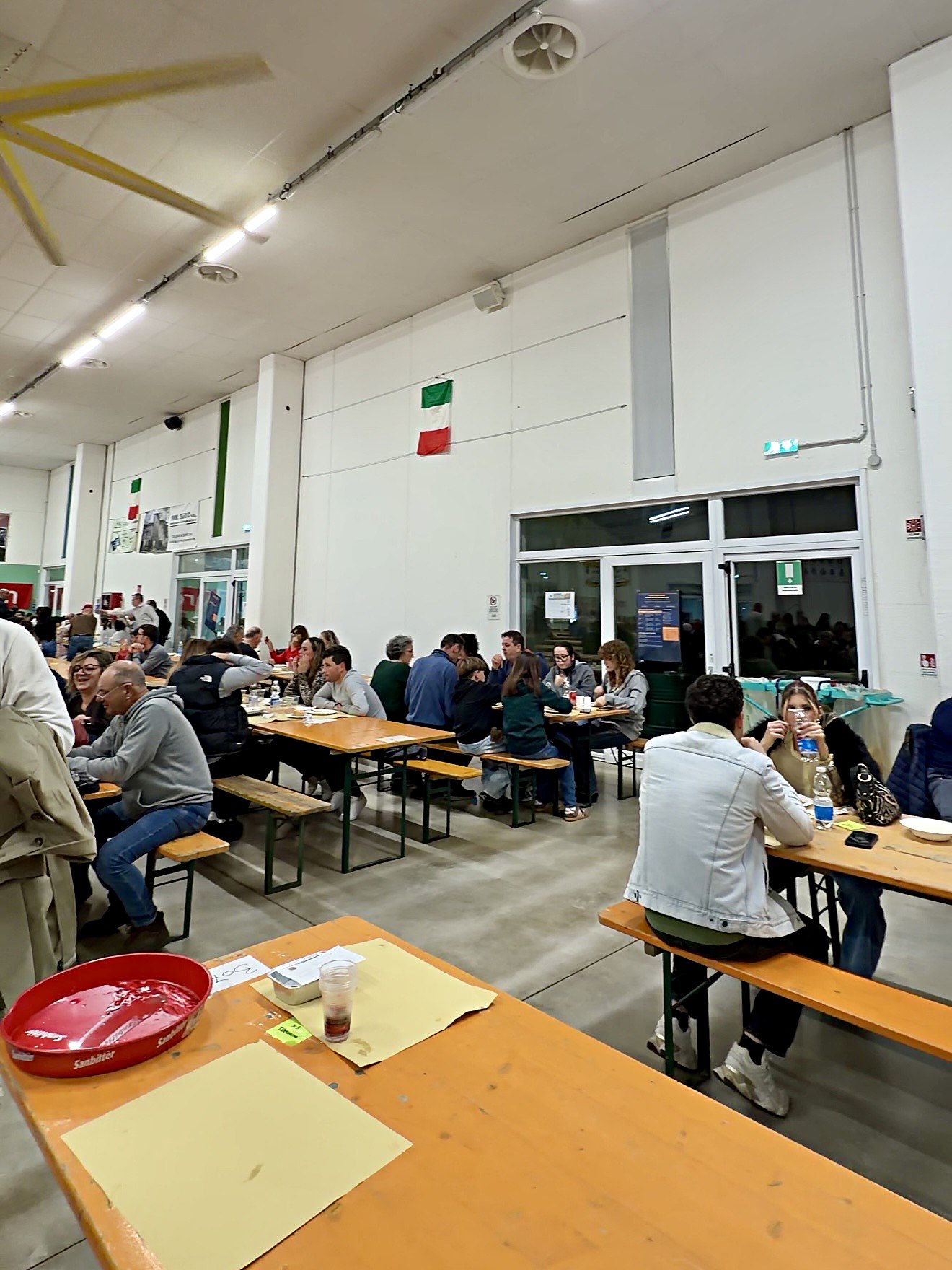 Le grandi tavolate condivise dentro il Palaspirà di Spirano durante la Sagra della Polenta Taragna