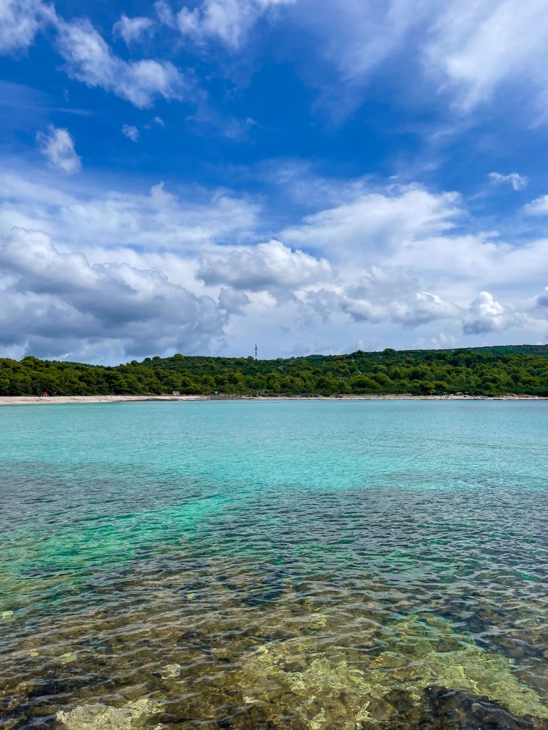 Spiaggia di Sakarun a Dugi Otok con acqua turchese