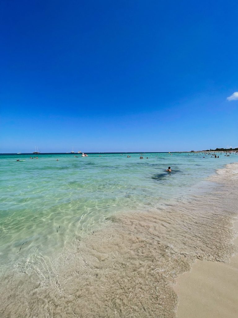 Spiaggia di San Vito Lo Capo con sabbia rosa e mare smeraldo
