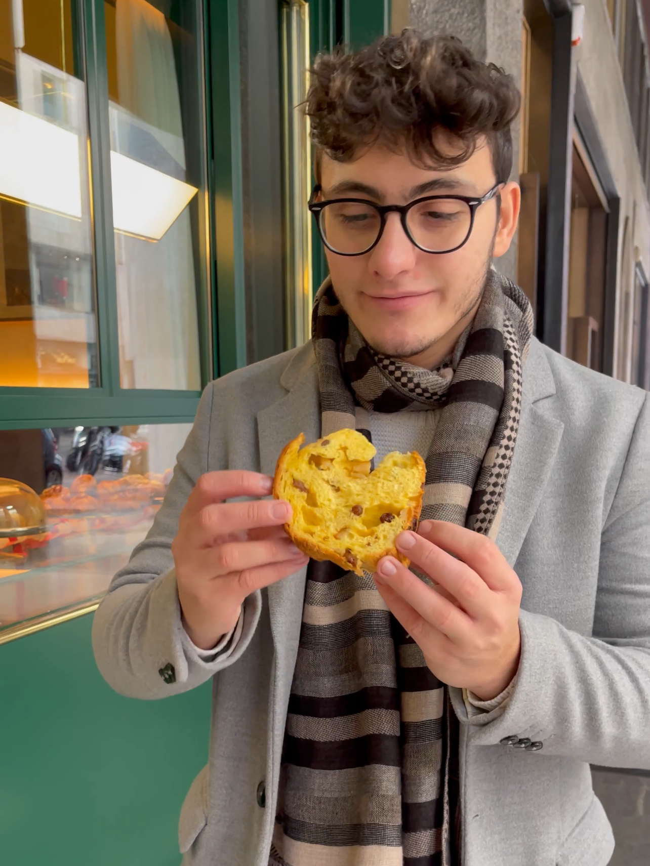 Vetrina di Sant'Ambroeus con panettoni e dolci natalizi