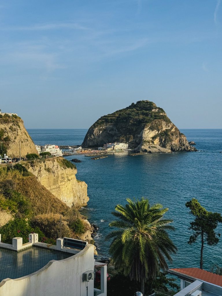 Panorama di Sant'Angelo da lontano con l'isolotto