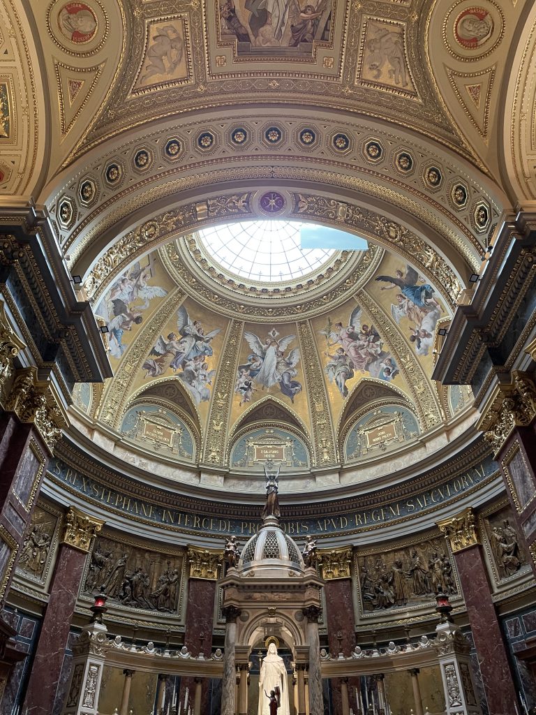 Interni riccamente decorati della Basilica di Santo Stefano