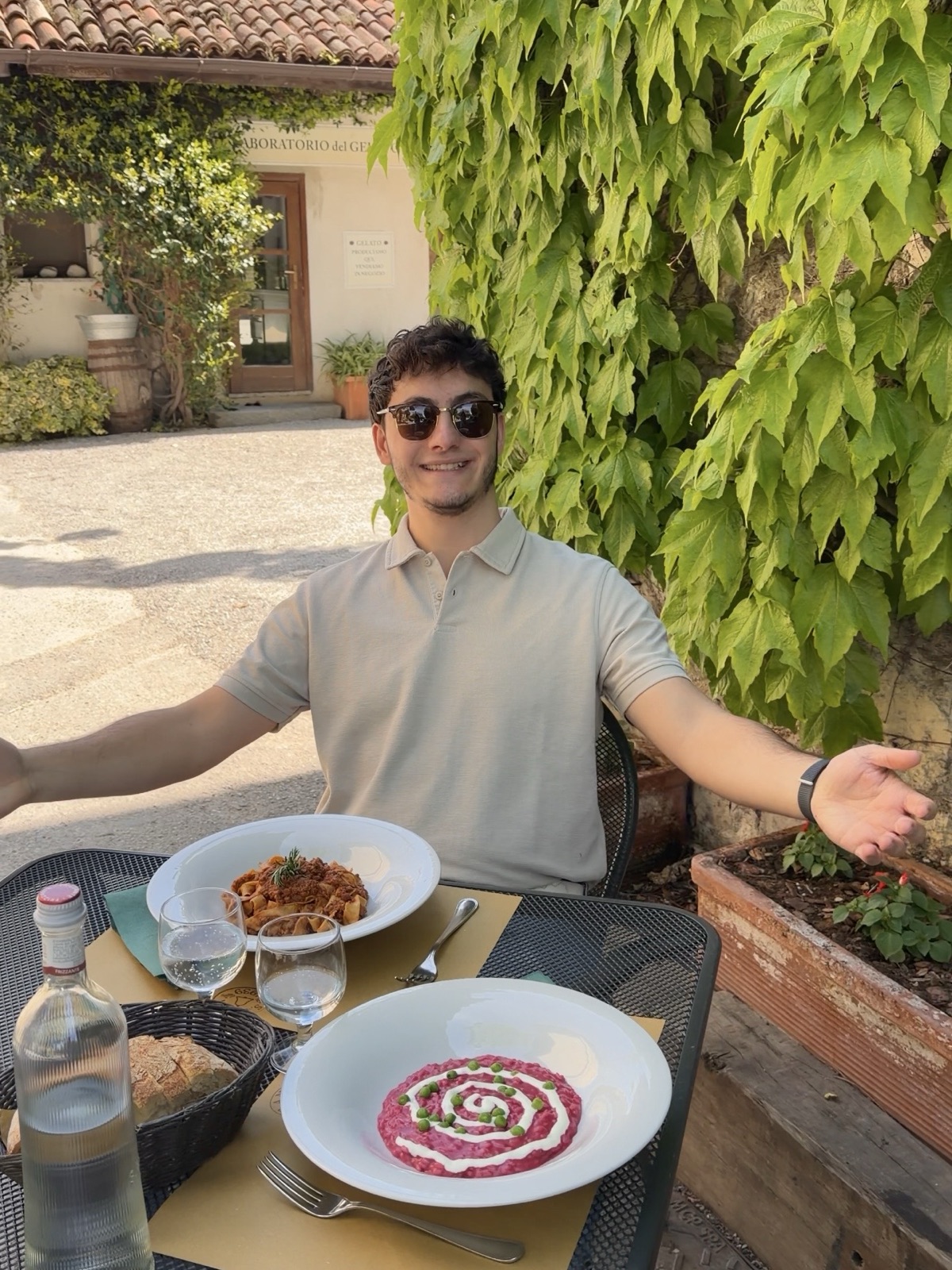 Antipasti e primi piatti al tavolo dell'Agriturismo Sant'Anna