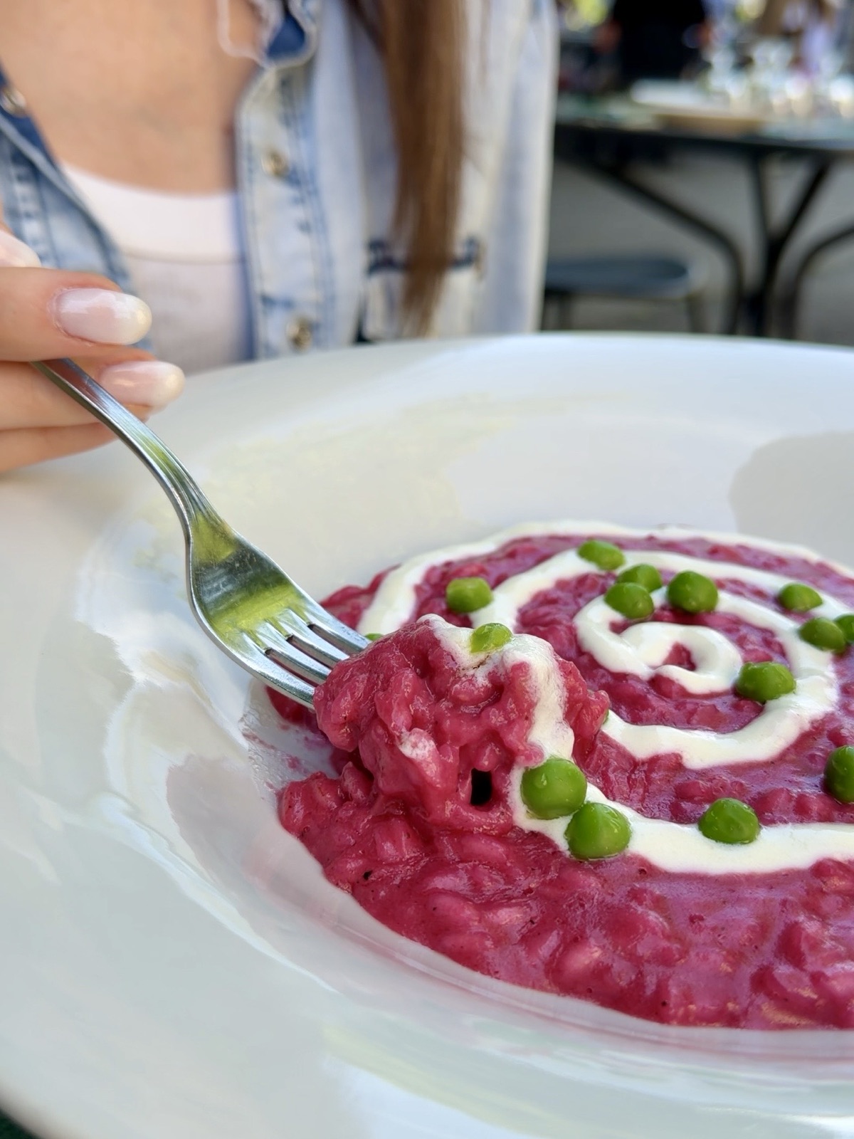 Risotto con barbabietola, crema di caprino e piselli