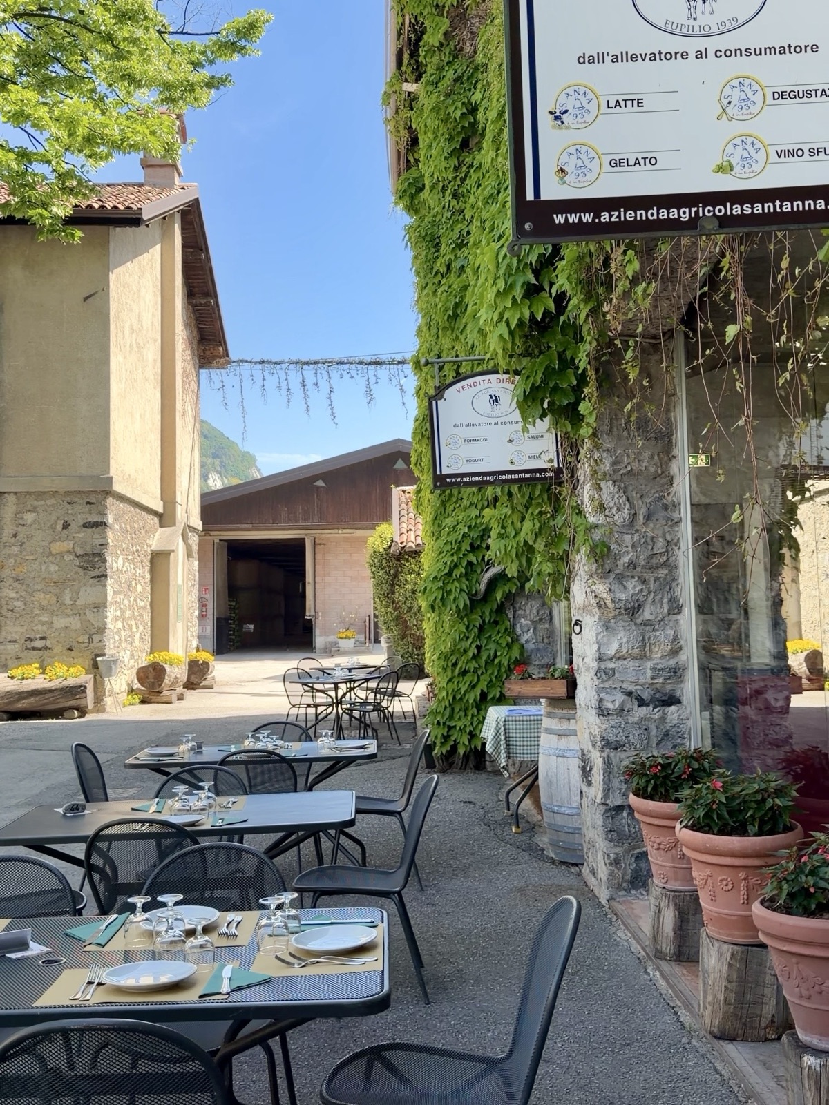 Tavoli esterni dell'Agriturismo Sant'Anna immersi nel verde