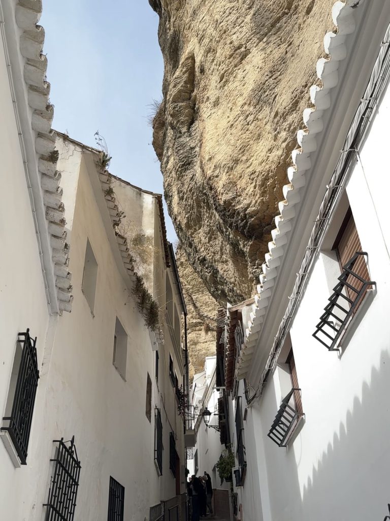 Strada principale di Setenil de las Bodegas con bar sotto la roccia