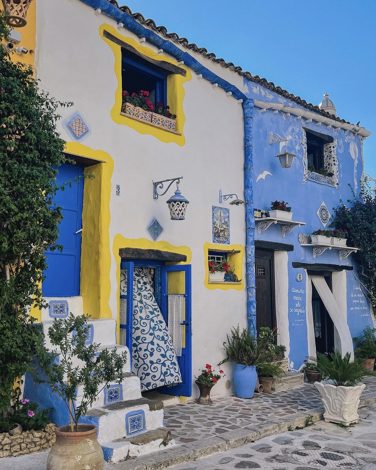 Le case colorate e le decorazioni in stile Gaudí di Borgo Parrini in Sicilia