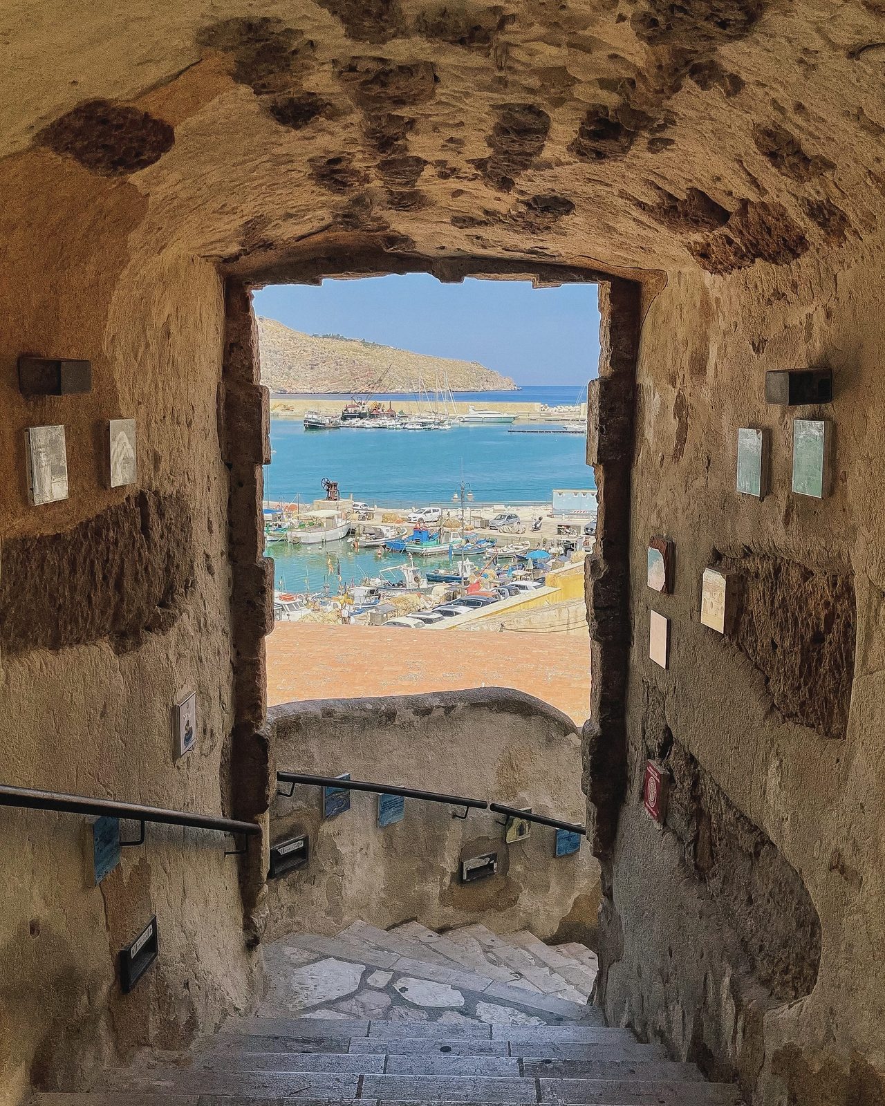 Il porto e la baia di Castellammare del Golfo in Sicilia con le case affacciate sul mare