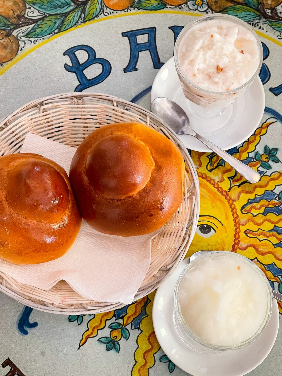 Granita siciliana con brioche, il rito quotidiano dell'estate in Sicilia