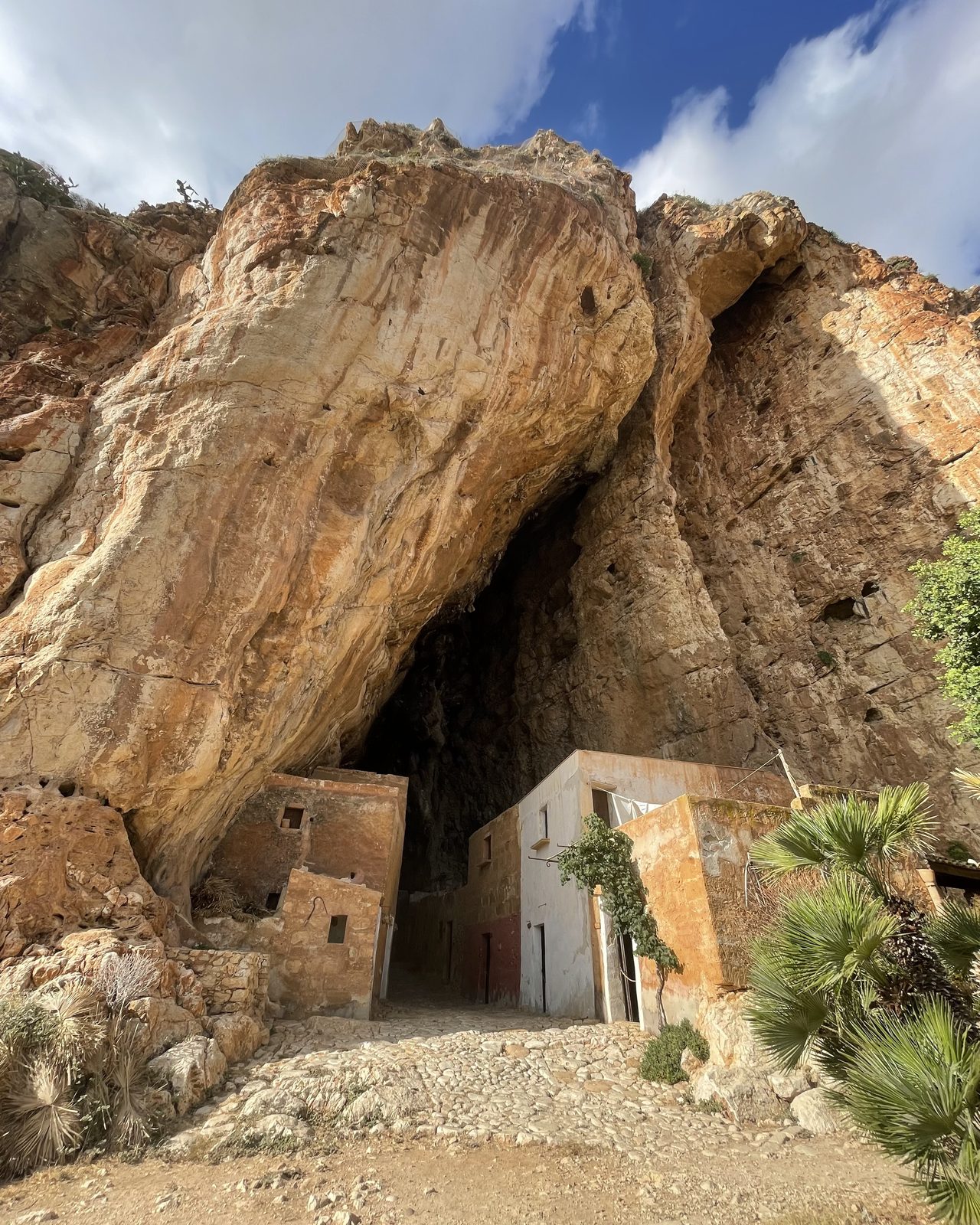 La Grotta Mangiapane a Custonaci, con le case di pietra costruite dentro la grotta