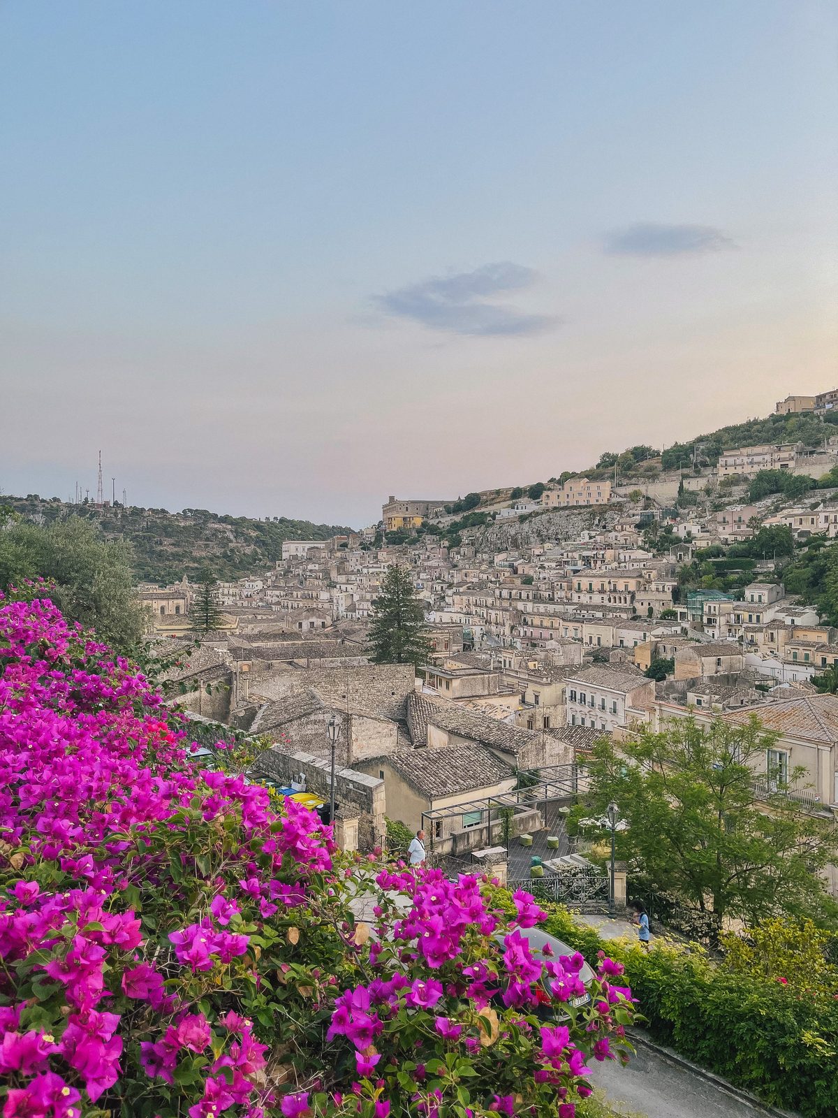 Le case e le scalinate di Modica che salgono lungo la collina in Sicilia