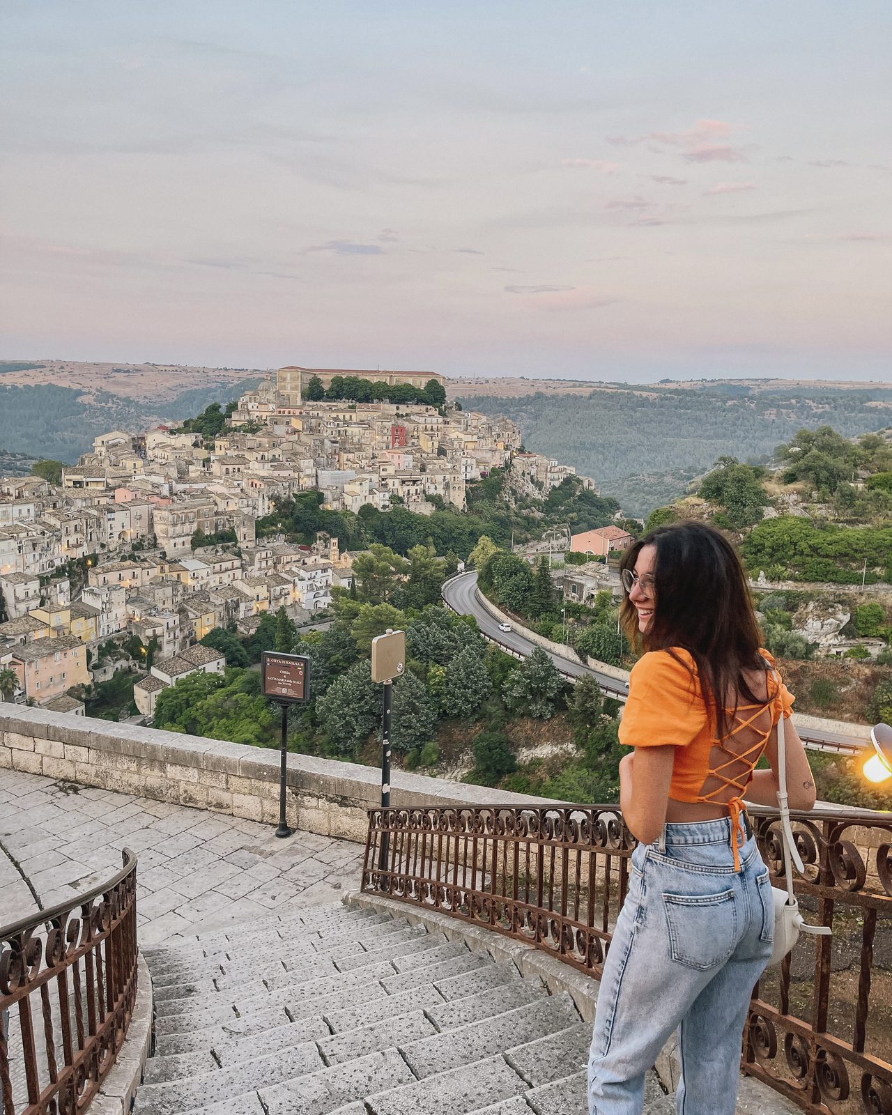 Vista panoramica su Ragusa Ibla con le case aggrappate alla collina e le cupole barocche