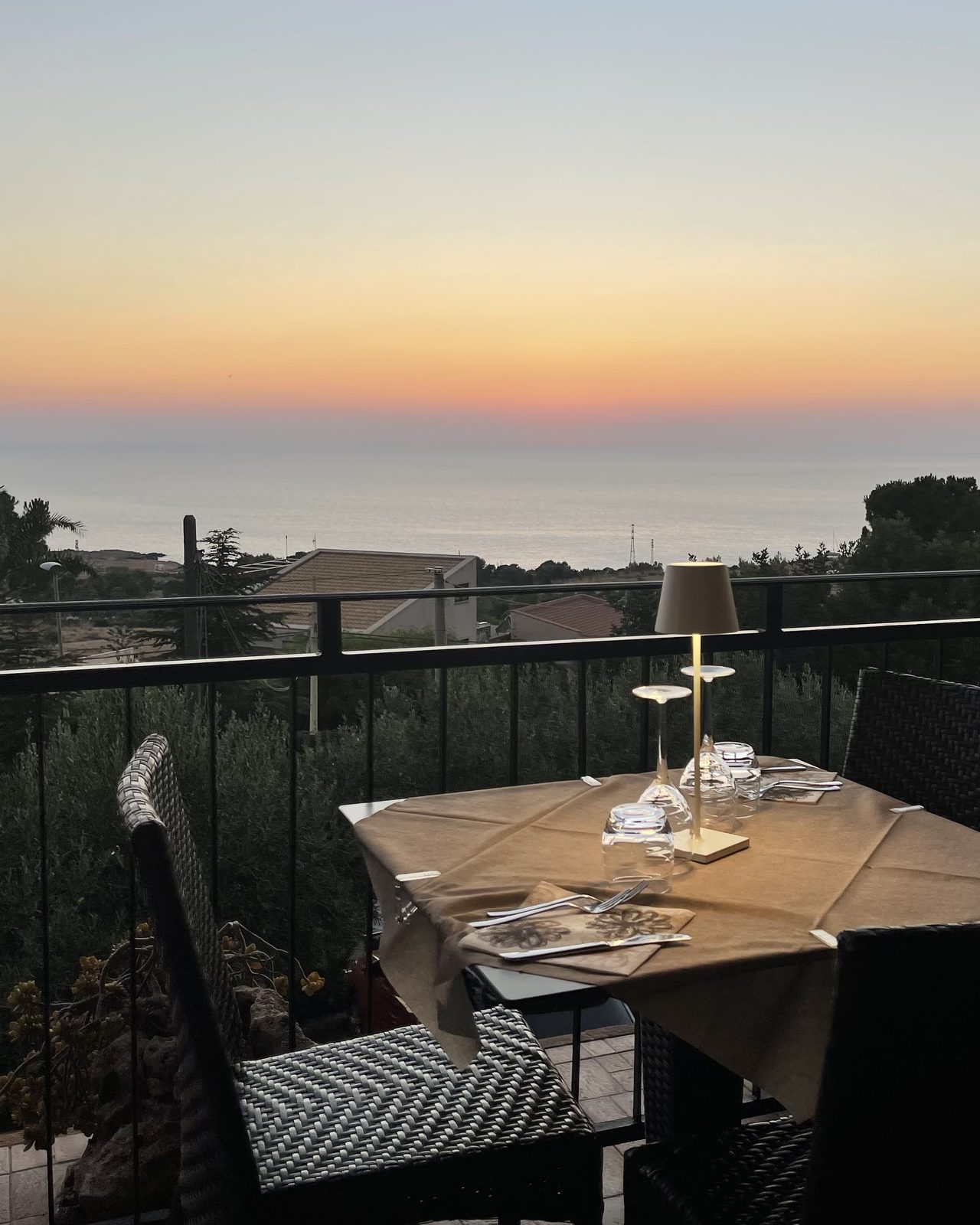 Cena di pesce vista mare al ristorante Azzurra Makari in Sicilia