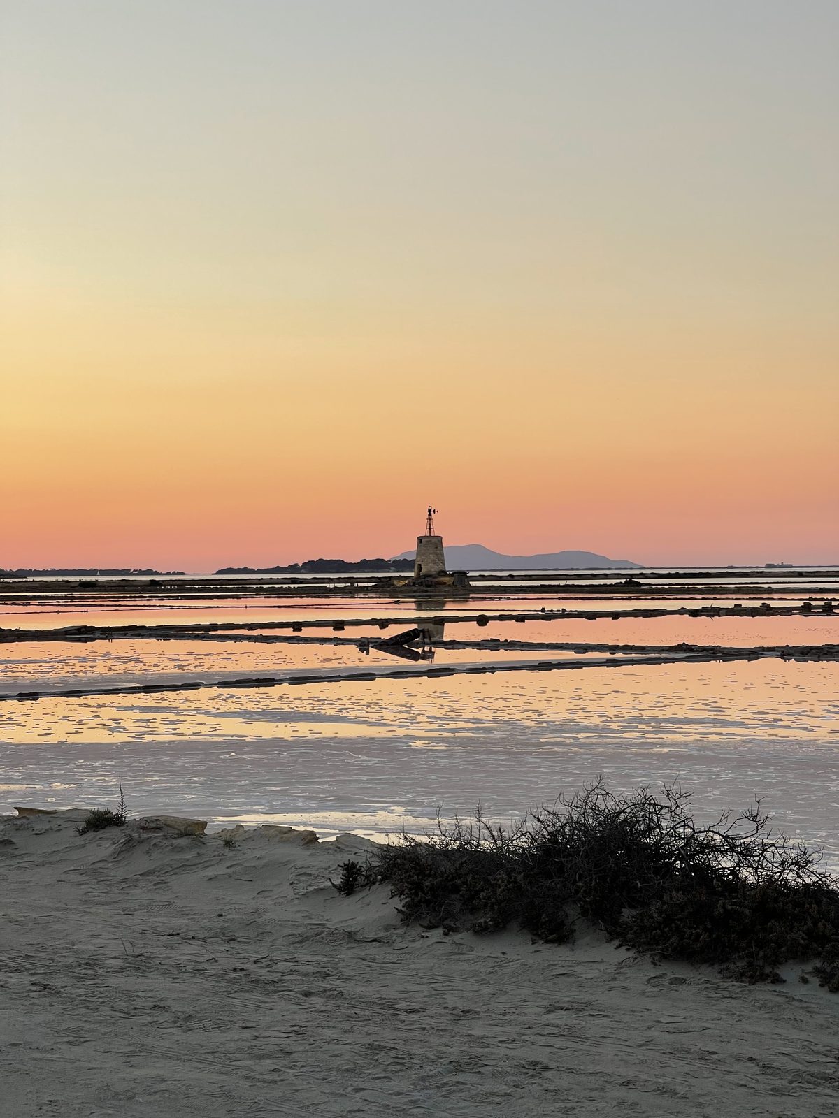 I cumuli di sale e le vasche delle Saline di Marsala in Sicilia al tramonto