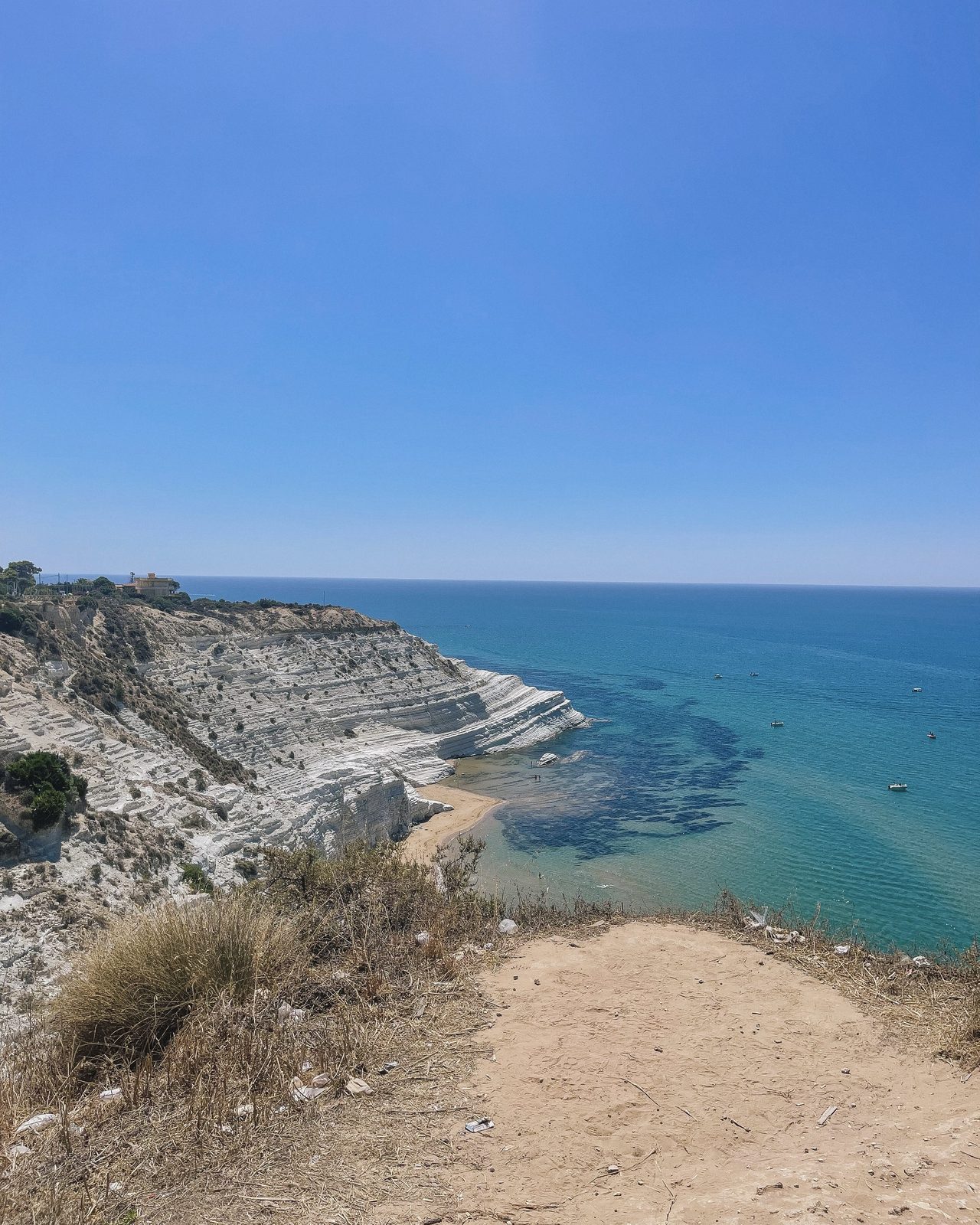 La scogliera bianca della Scala dei Turchi a picco sul mare azzurro in Sicilia