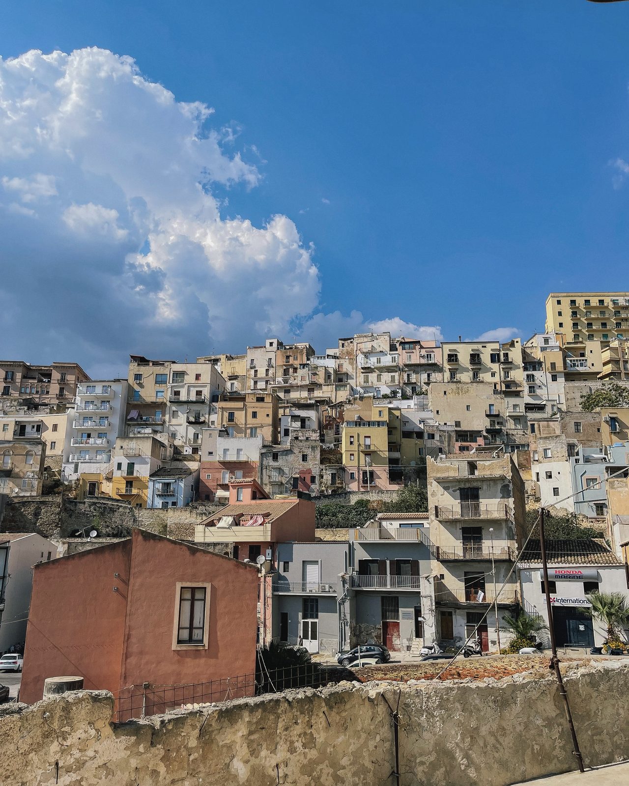 Il centro storico di Sciacca affacciato sul mare in Sicilia