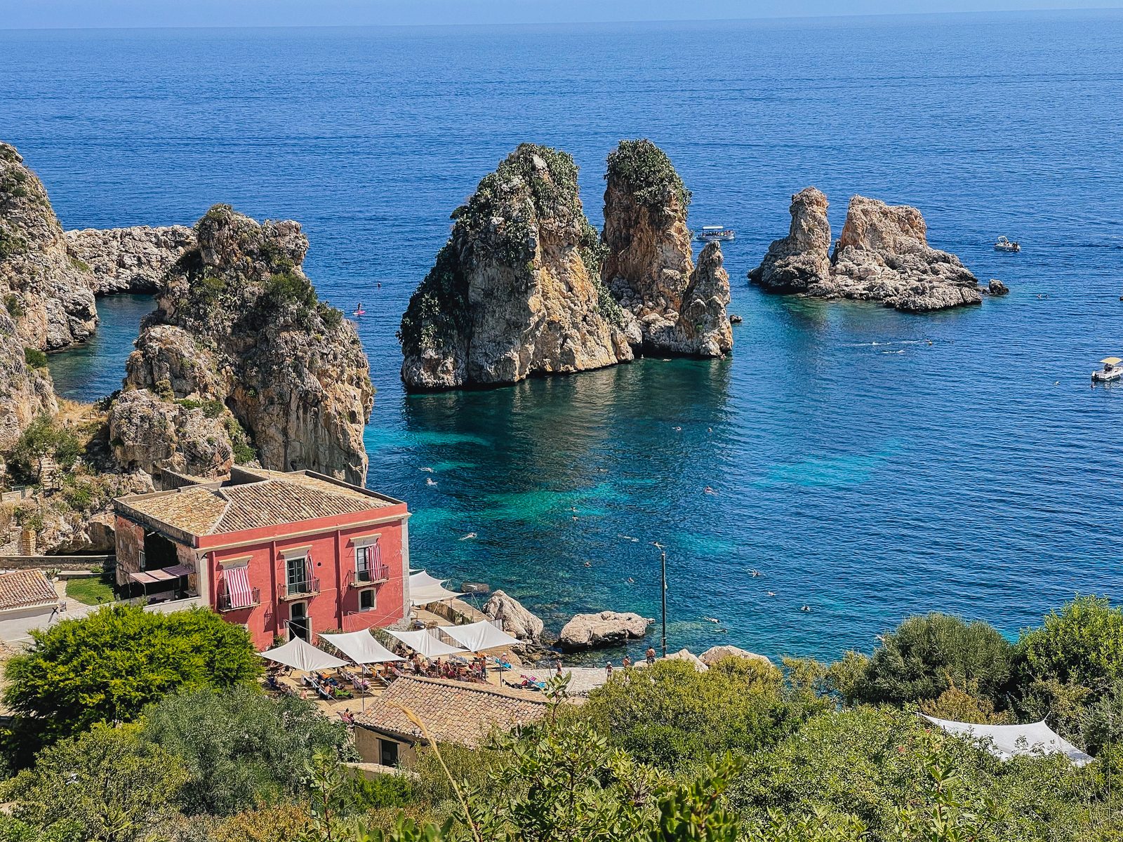 I faraglioni e la tonnara di Scopello, all'ingresso della Riserva dello Zingaro in Sicilia