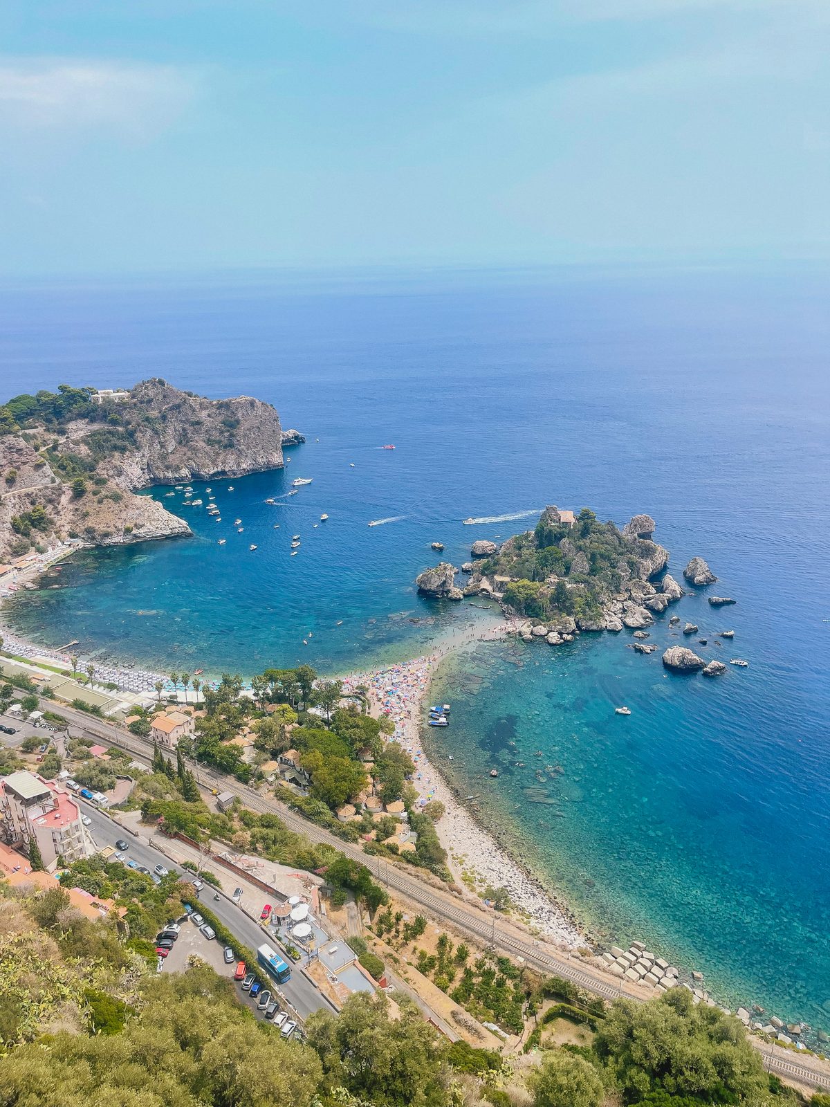 La vista su Isola Bella dalla terrazza panoramica di Taormina in Sicilia