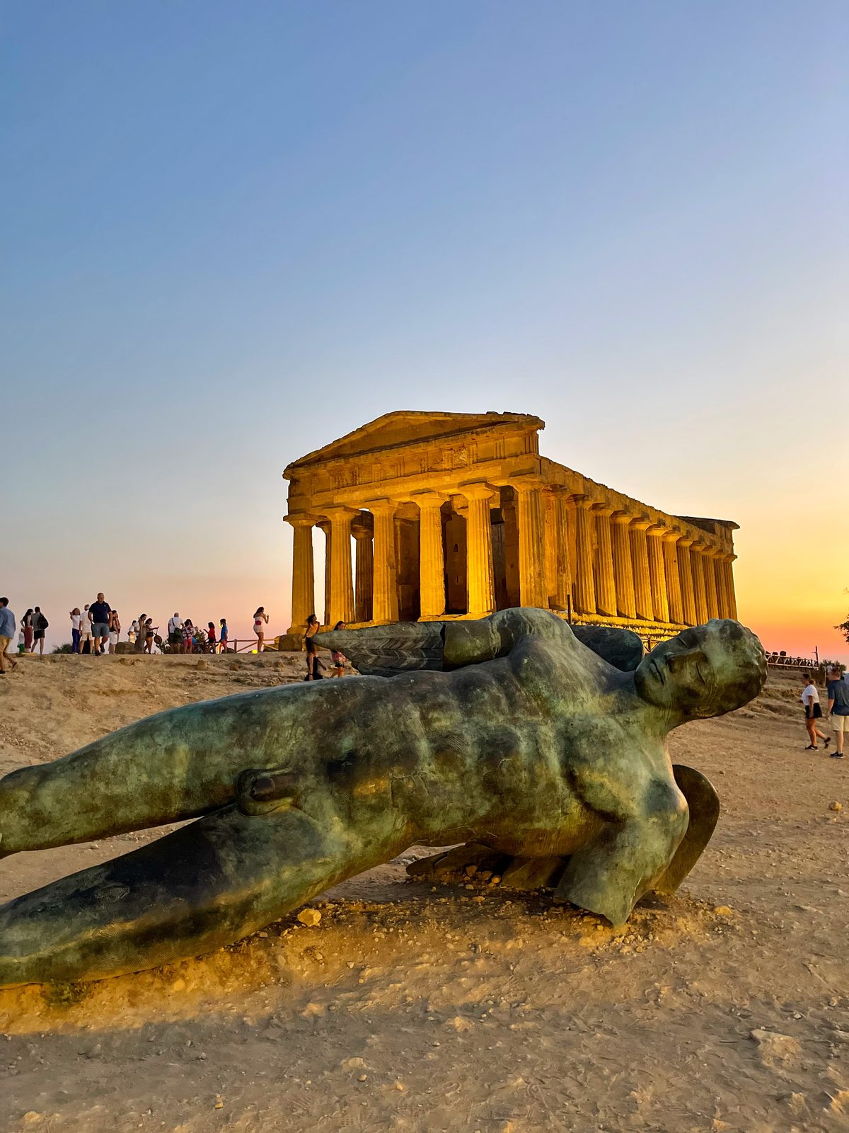 Uno dei templi dorici della Valle dei Templi di Agrigento al tramonto