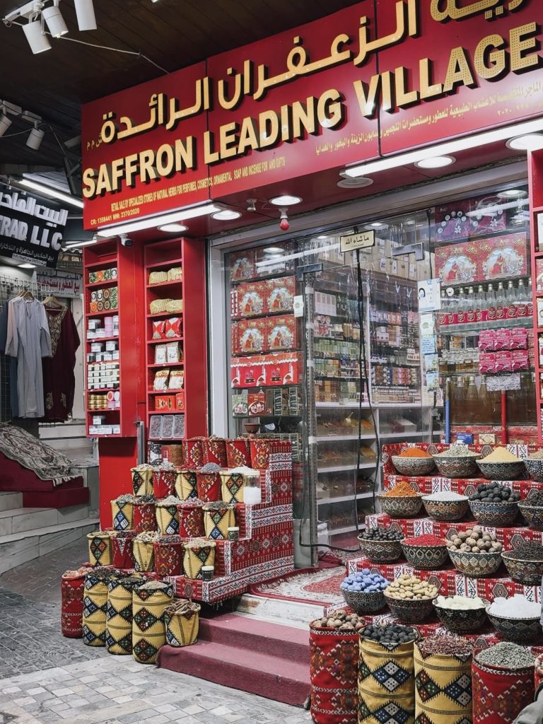 Interno del Mutrah Souq di Muscat con lanterne e tappeti